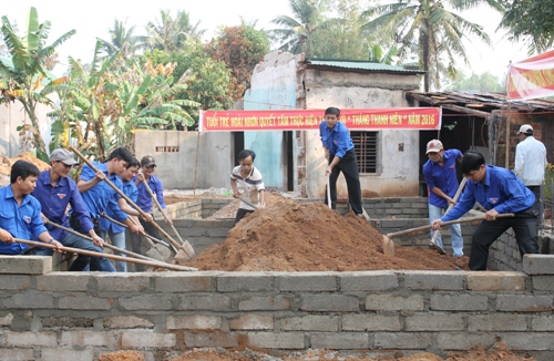 ĐVTN tham gia đóng góp ngày công xây dựng Nhà nhân ái